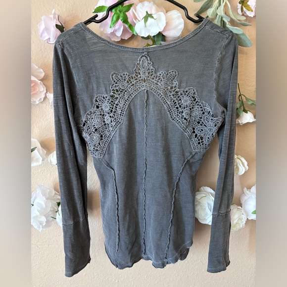 Women's Grey Keepsake Long-Sleeve Crochet-Inset Slub Henley Top - Picture 11 of 11